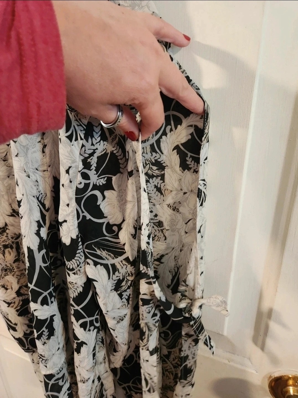 Cato Black and White Floral V-Neck Long-Sleeve Top - Picture 7 of 8